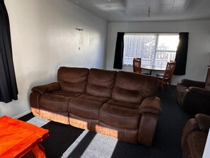 Suite familiare | Area soggiorno | TV