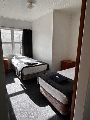 Family Suite | Iron/ironing board, rollaway beds, free WiFi, bed sheets - Abbey Travel Lodge Motel (Hamilton)
