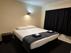 Iron/ironing board, rollaway beds, free WiFi, bed sheets - Abbey Travel Lodge Motel (Hamilton)