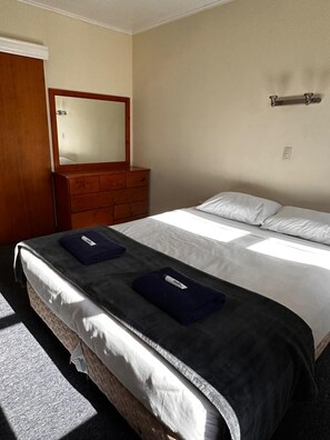 Iron/ironing board, rollaway beds, free WiFi, bed sheets - Abbey Travel Lodge Motel (Hamilton)