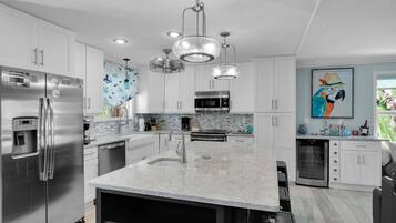 House, 2 Bedrooms | Private kitchen | Fridge, oven, coffee/tea maker, toaster