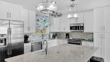 House, 2 Bedrooms | Private kitchen | Fridge, oven, coffee/tea maker, toaster