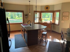 冷蔵庫、電子レンジ、オーブン、コンロ