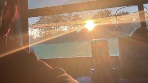 Ein Zimmer mit großem Fenster, einem Laptop auf einem Tisch und einem Stuhl.
