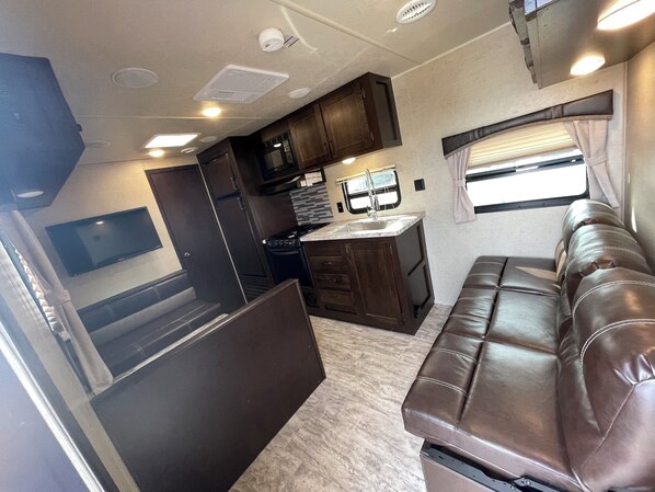 Interior - 2019 East to West Della Terra 25 Foot Travel Trailer on a rural property (Brampton)