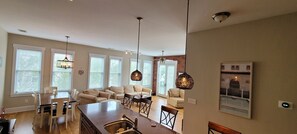 Dining - Wilmington NC Luxury 2-Bedroom Condo, in the Art District - perfect for two! (Wilmington)