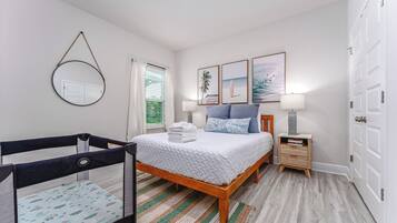 5 間睡房、書桌、熨斗/熨衫板、可攜式嬰兒床