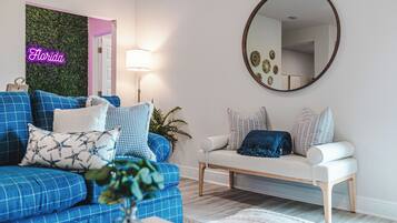 智能電視、乒乓球設施、書籍、音響