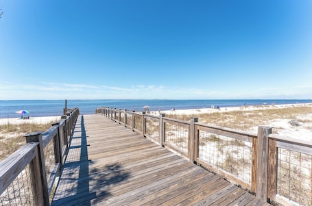 Beach nearby, sun-loungers, beach towels. 5BR WindMark Beach Bunk Room, Pools, Golf Cart, Ping Pong