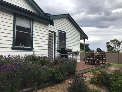 Quite cosy Cottage close to Port. Pet friendly 