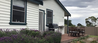 Quite cosy Cottage close to Port. Pet friendly
