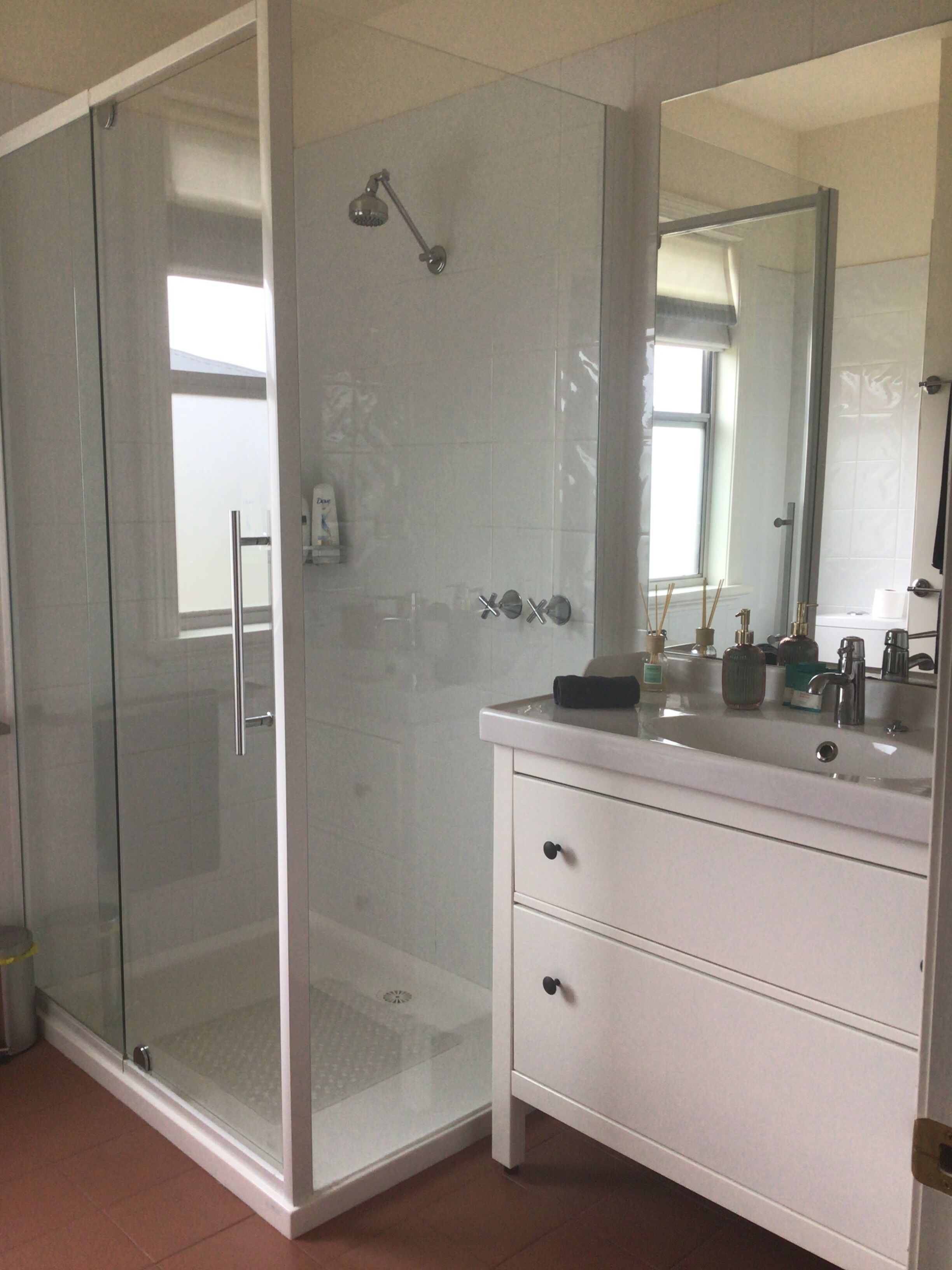 Douche, sèche-cheveux, serviettes fournies, savon