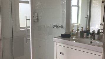 Douche, sĂšche-cheveux, serviettes fournies, savon