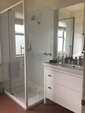 Shower, hair dryer, towels, soap - Quite cosy Cottage close to Port. Pet friendly  (Port Albert)