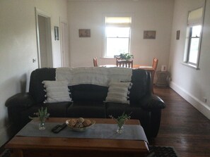 Smart TV - Quite cosy Cottage close to Port. Pet friendly (Port Albert)