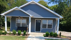 A single-story house with a front porch, a mailbox, and a number '404' on the door. - Sweet Home 5 (Franklin)