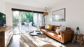 Smart TV - The Sunshine Bungalow Beautiful Noosa Home (Noosa)