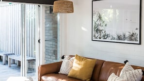 Smart TV - The Sunshine Bungalow Beautiful Noosa Home (Noosa)