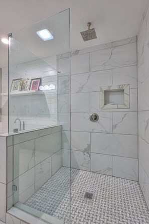 Secadora de cabello, bidet, toallas, jabón