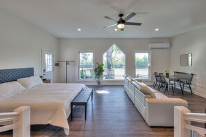 2 slaapkamers, een bureau, een strijkplank/strijkijzer, gratis wifi