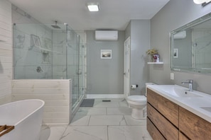 Haartrockner, Bidet, Handtücher, Seife