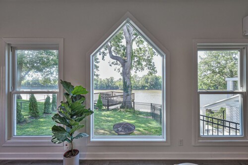 Waterfront Guest House Suite, River Views 15 minutes from Downtown! Pet Friendly