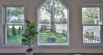 Waterfront Guest House Suite, River Views 15 minutes from Downtown! Pet Friendly