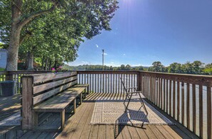 Terrace/patio - Waterfront Guest House Suite, River Views 15 minutes from Downtown! Pet Friendly (Nashville)