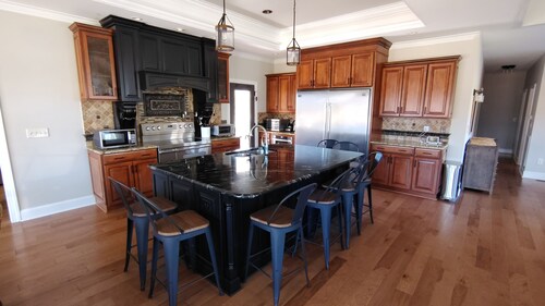 4-bedroom house in fabulous China Grove with AC, WiFi