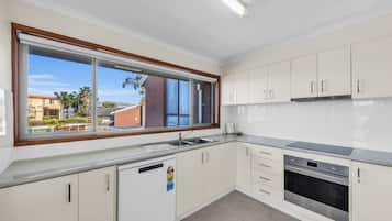 Réfrigérateur, micro-ondes, four, lave-vaisselle