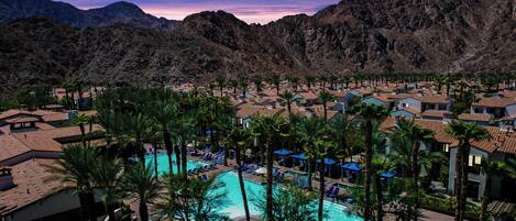 Utendørsbasseng og et oppvarmet basseng