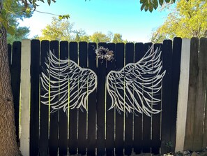 المنطقة المحيطة بالمنشأة