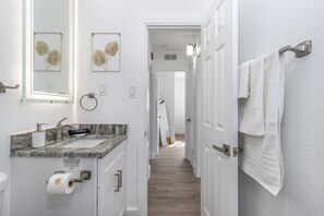 Ducha, secador de pelo, toallas, jabón