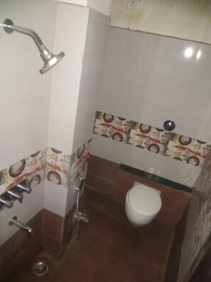 Familien-Vierbettzimmer | Badezimmer | Dusche, kostenlose Toilettenartikel, Handtücher, Seife