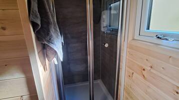 Chuveiro, toalhas de banho