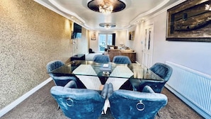 Unclassified image, 4 of 45, button - 13 Guests - Free Parking - Manchester House (Manchester)