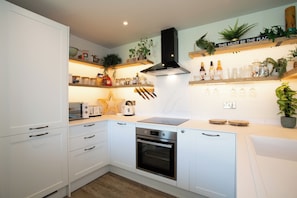 Fridge, microwave, oven, stovetop - Cozy Wetherby Retreat (Wetherby)