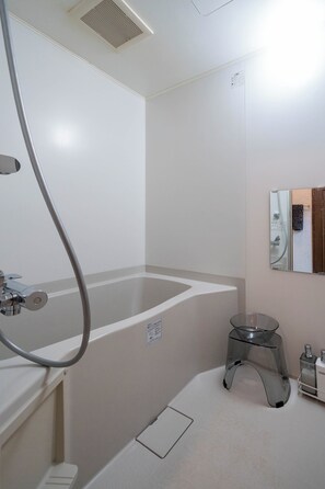 Πιστολάκι μαλλιών, παντόφλες, μπιντέ, πετσέτες