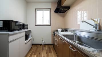 Lemari es, microwave, kompor, dan ketel listrik