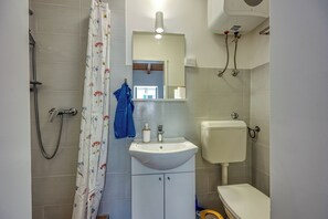 Dusj, hårføner og håndklær
