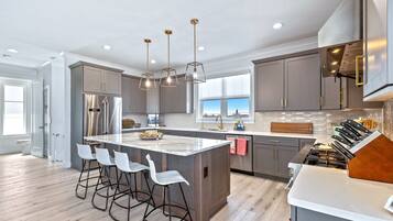 ثلاجة، ميكروويف، فرن، موقد طهي مسطح