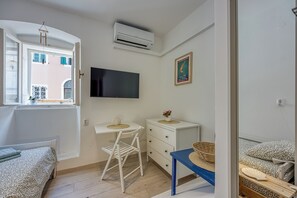 Tabla de planchar con plancha, wifi gratis y ropa de cama