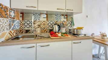 Geladeira, cooktop, chaleira elétrica