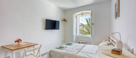 Planxa i posts de planxar, wifi gratuïta i roba de llit