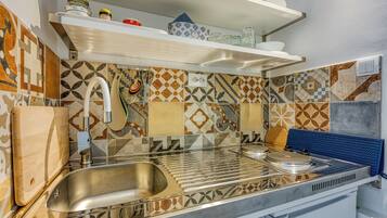 Geladeira, cooktop, chaleira elétrica