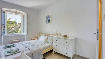 Tabla de planchar con plancha, wifi gratis y ropa de cama