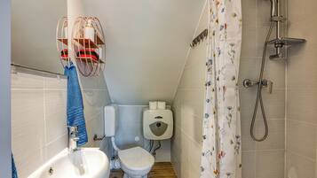 Regadera, secadora de cabello, toallas