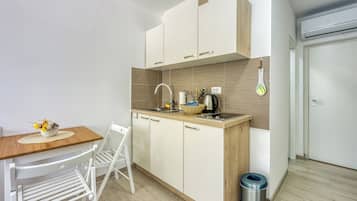 Geladeira, cooktop, talheres/pratos/utensílios de cozinha