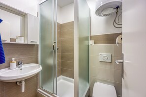 Shower, hair dryer, towels - Lasta 10 Lošinj Town Studio Apartment, Mali Lošinj, Croatia (Mali Lošinj)