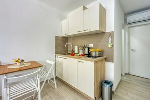 Fridge, stovetop, cookware/dishes/utensils - Lasta 10 Lošinj Town Studio Apartment, Mali Lošinj, Croatia (Mali Lošinj)